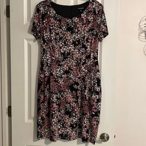 POCKETS! Comfortable, floral dress with double pockets.